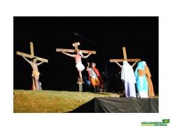 Emoção e lágrimas na apresentação da paixão e morte de Cristo
