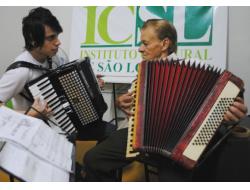 Curso de acordeon oferecido gratuitamente pelo ICSL está ganhando destaque em SLO