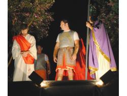 Atores lourencianos emocionam público com a encenação da paixão e morte de Cristo