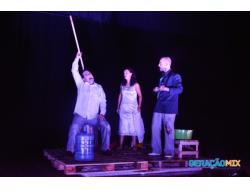 Espetáculo À Deriva reúne mais de 600 pessoas no Teatro Municipal