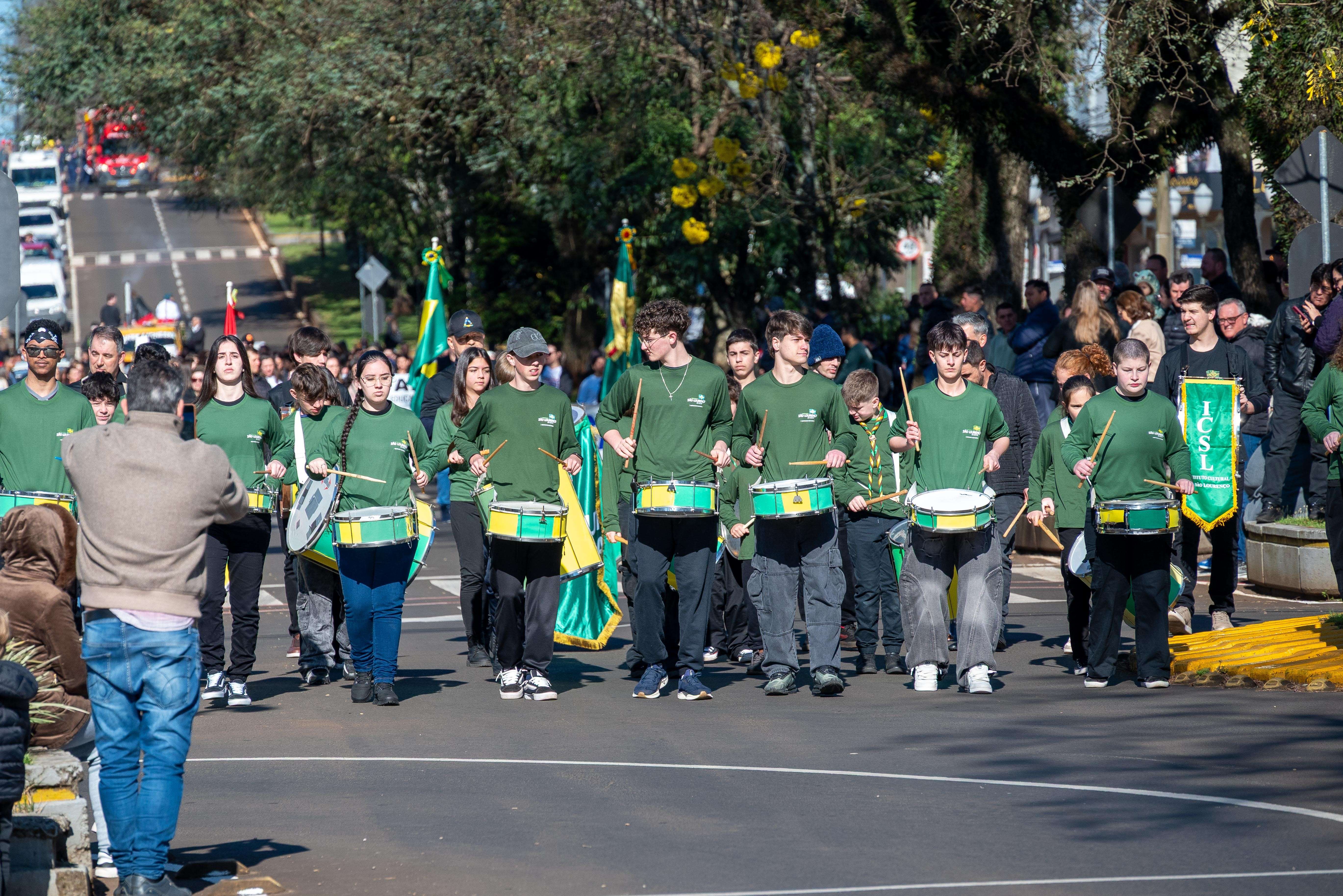 Fanfarra do Instituto Cultural marca o ritmo do desfile de 7 de Setembro em SLO